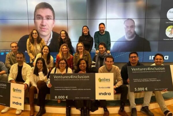 las personas que integran los equipos galardonados posan con los cheques que han recibido