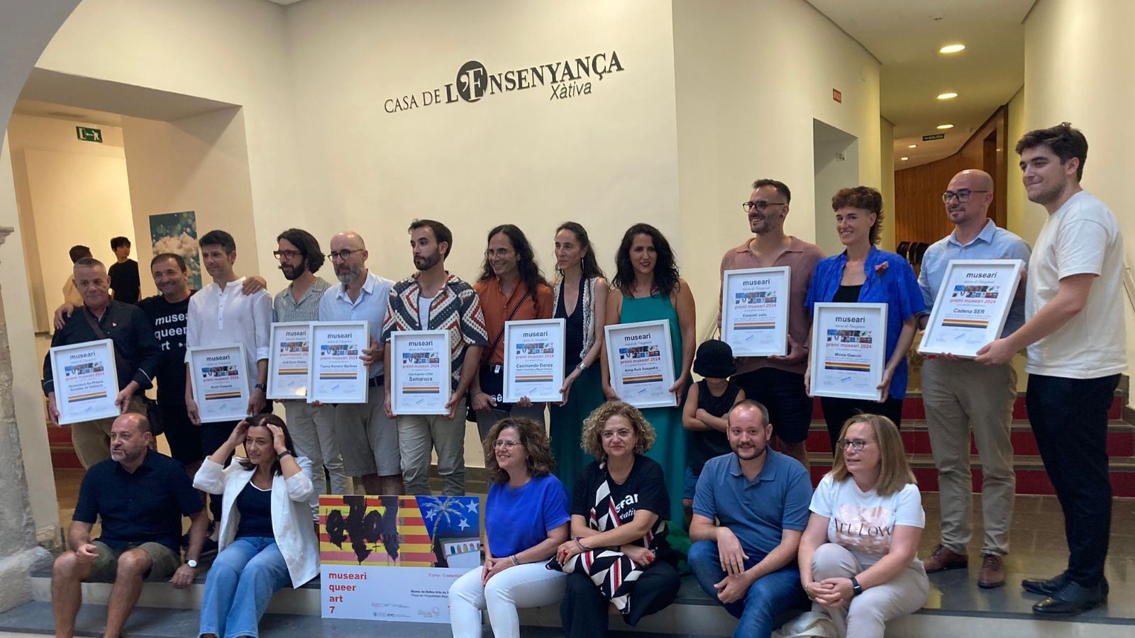 Fotografía de los premiados y las personas que entregaron los galardones