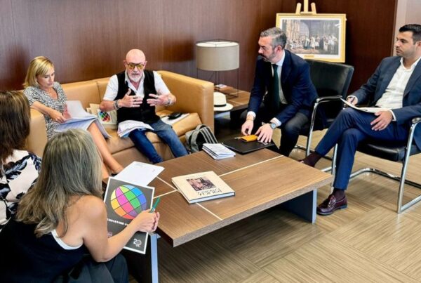 Fotografía de la reunión entre representantes del CERMI comunidad valenciana y la generalitat. Hay seis personas, sentadas en torno a una mesa baja central
