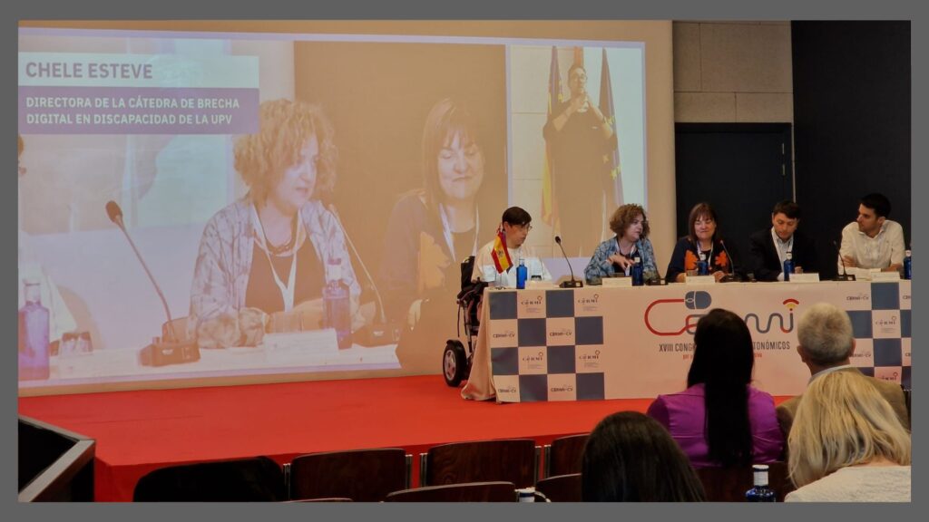 Mesa de profesionales expertos del congreso de cermis autonómicos. Entre ellos, nuestra directora, Chele Esteve y la representantes de la ONCE. Detrás, una pantalla grande con un hombre actuando como intérprete en lengua de signos