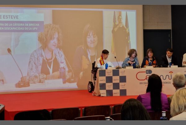 Mesa de profesionales expertos del congreso de cermis autonómicos. Entre ellos, nuestra directora, Chele Esteve y la representantes de la ONCE. Detrás, una pantalla grande con un hombre actuando como intérprete en lengua de signos