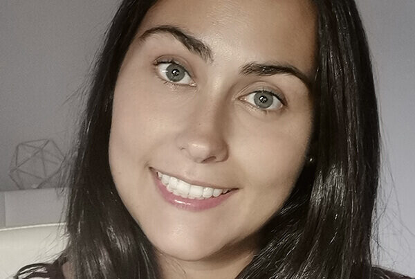 Ángela Muñoz Iglesias. Diseñadora de Interiores, Docente Universitaria en Grado de Diseño y profesora de dibujo en secundaria y bachillerato.