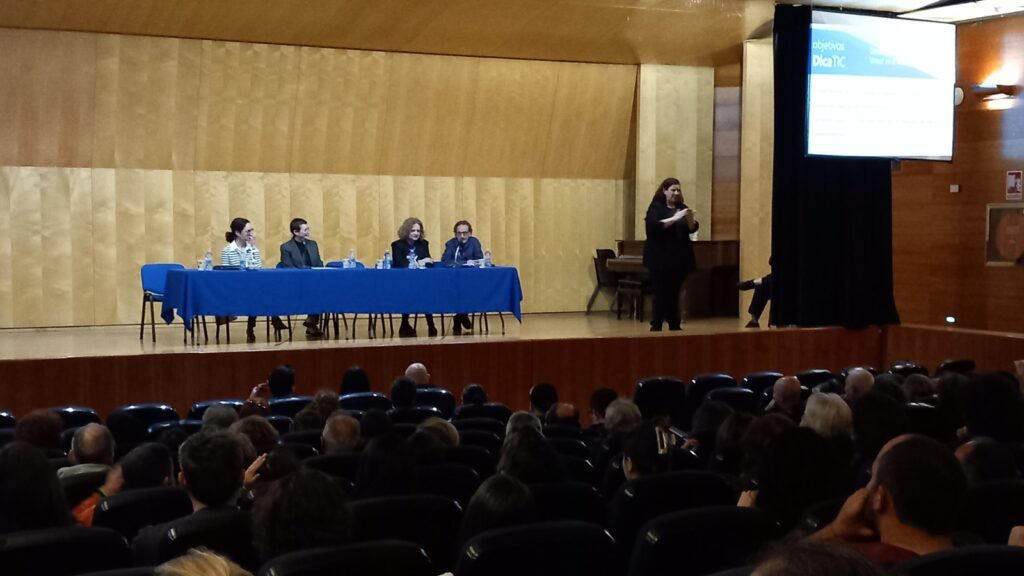 María José Pingarrón, jefa de Servicio de Estrategia de la Subdirección General de Estrategia, Planificación y Coordinación de la Generalitat; Salomé Cuesta, vicerrectora de Cultura de la UPV, y Chele Esteve y Emili Espí, directora y subdirector de la Cátedra de Brecha Digital y Discapacidad.