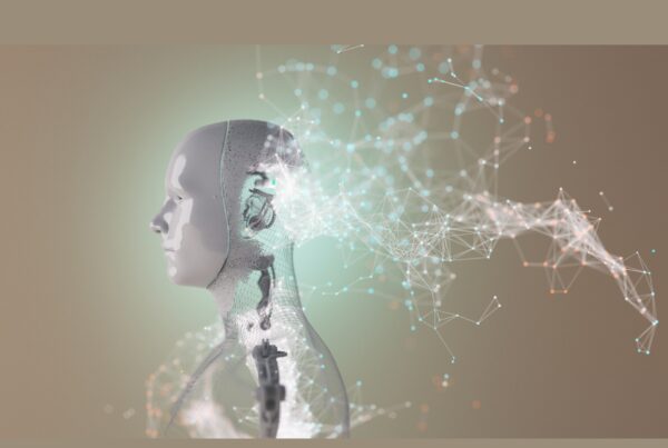 Creatividad en la que el elemento principal es una cabeza humana robótica. Está de perfil, mirando hacia la izquierda. Por el lado trasero de su cabeza, surge una ilustración de una red de conexiones tecnológicas