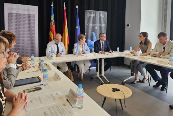 fotografía de la reunión del observatorio donde se ve a las personas que participaron presencialmente