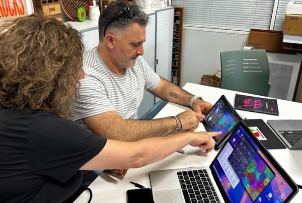 imagen de chele esteve y uno de los expertos colaboradores de la universidad de valencia con los que se está trabajando el software de creación sonora inclusivo