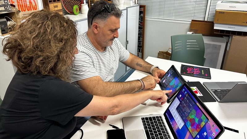 imagen de chele esteve y uno de los expertos colaboradores de la universidad de valencia con los que se está trabajando el software de creación sonora inclusivo