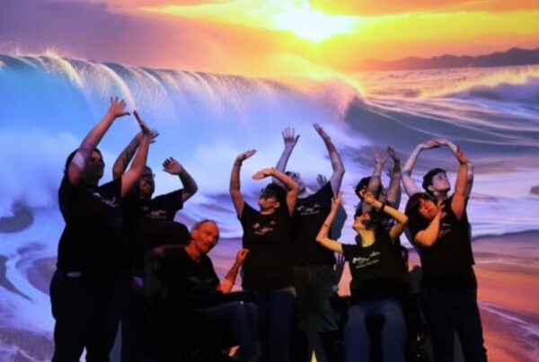 fotografía del grupo de danza inclusiva realizando una actuación demostrativa