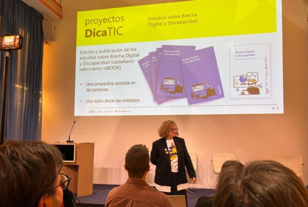 Fotografía de chele esteve durante su ponencia. En la pantalla, imagen de los estudios realizados por dicatic