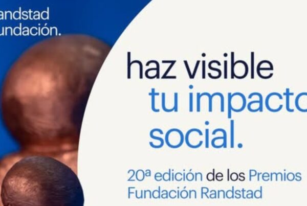 cartel de los premios. Aparece el logo de fundación randstad y el texto haz visible tu impacto social. 20 edición de los premios fundación randstad