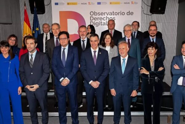 fotografía de grupo de las autoridades y representantes de organizaciones vinculadas al observatorio, durante su presentación