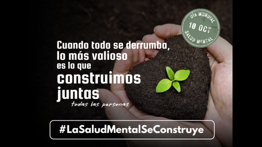 cartel de la campaña de salut mental. Incluye una mano sosteniendo un corazón formado con tierra y el texto cuando todo se derrumba, lo más valioso es lo que construimos juntos. Abajo, el hastag de la campaña la salud mental se construye