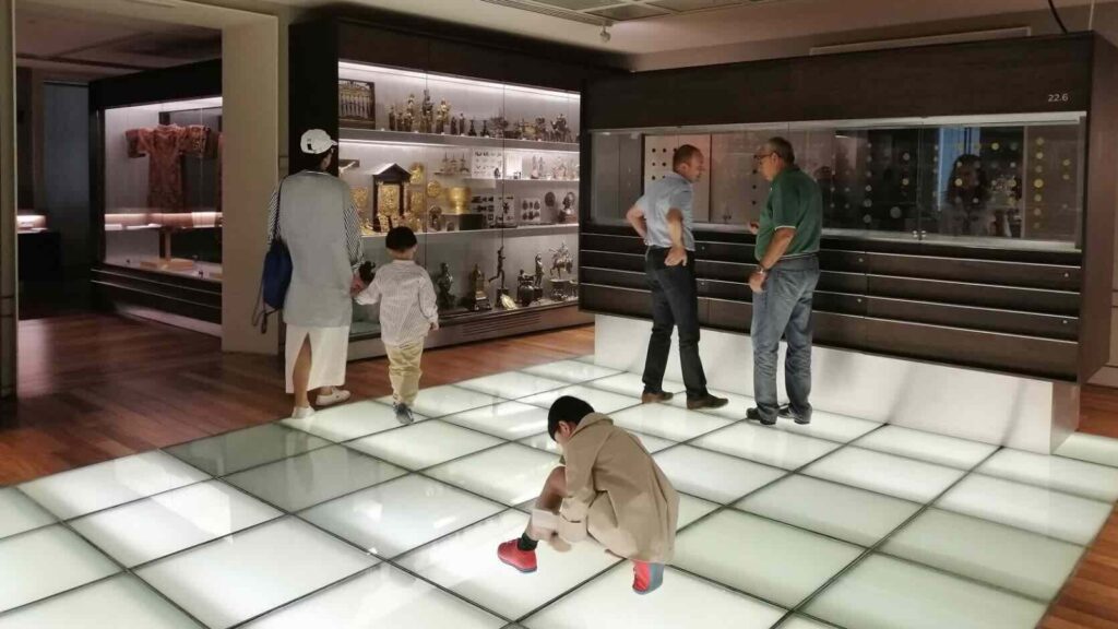 Fotografía de una de las salas del museo, con diferentes medidas integradas para garantizar su accesibilidad