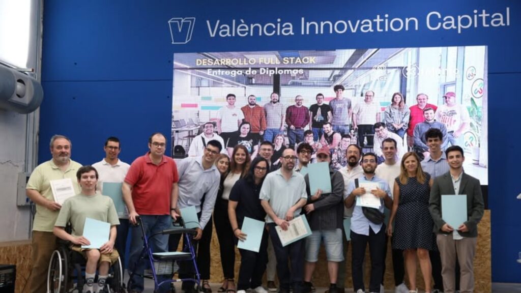 fotografía de un grupo de alumnos de por talento digital en valencia. Están posando con sus diplomas