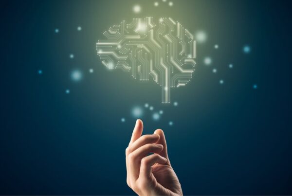 creatividad con una imagen que aparece 'sosteniendo' un cerebro formado por símbolos o elementos tecnológicos, sobre un fondo oscuro