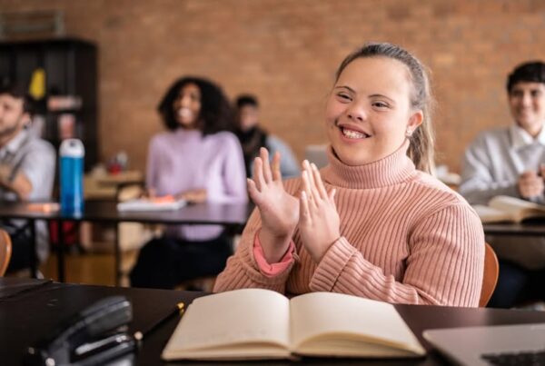 estudiante universitaria con síndrome de down atendiendo una clase