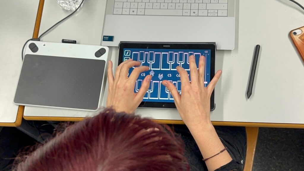 una alumna de la upv experimenta en una tablet con las aplicaciones digitales inclusivas