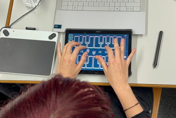 una alumna de la upv experimenta en una tablet con las aplicaciones digitales inclusivas