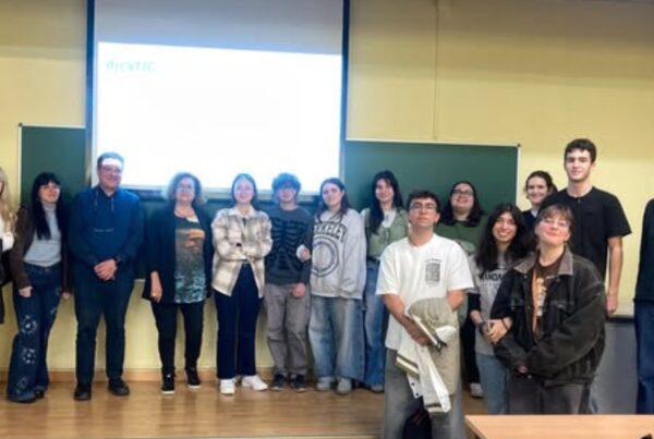 foto de grupo de las y los estudiantes que participaron en la sesión sobre accesibilidad digital, junto a Chele Esteve y el profesor Treviño. Están de pie, con la pantalla de proyección al fondo.