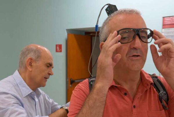 prueba de la nueva tecnología de la UMH. El investigador está colocando el dispositivo en la persona ciega.