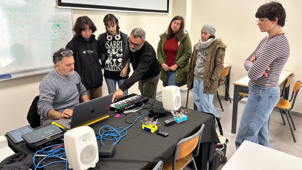 un grupo de estudiantes y docentes experimentan con las aplicaciones inclusivas de creación musical