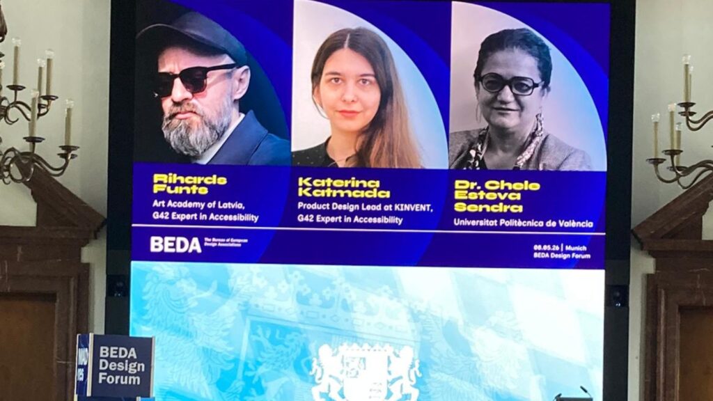 rótulos con las fotos y nombre de los ponentes. La tercera, chele esteve