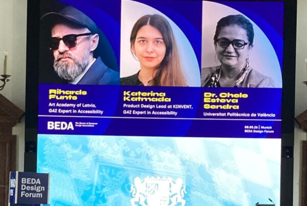 rótulos con las fotos y nombre de los ponentes. La tercera, chele esteve