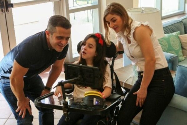 fotografía de una familia, el padre, la madre y la hija adolescente, que usa silla de ruedas