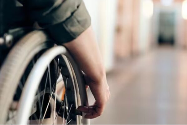 fotografía de la mano de un hombre joven en una silla de ruedas