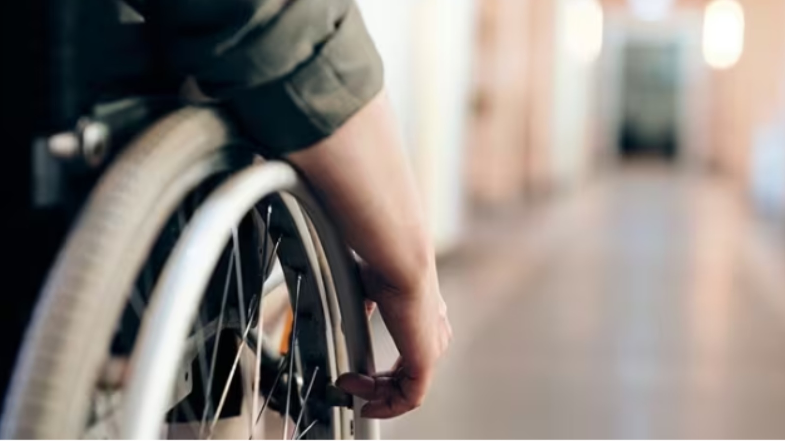 fotografía de la mano de un hombre joven en una silla de ruedas