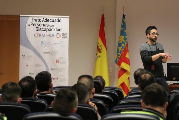 presentación de la iniciativa en un auditorio. Da la explicación un hombre joven de pie.