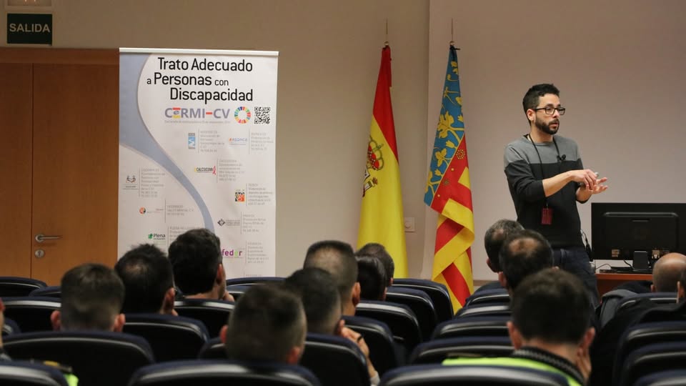 presentación de la iniciativa en un auditorio. Da la explicación un hombre joven de pie.