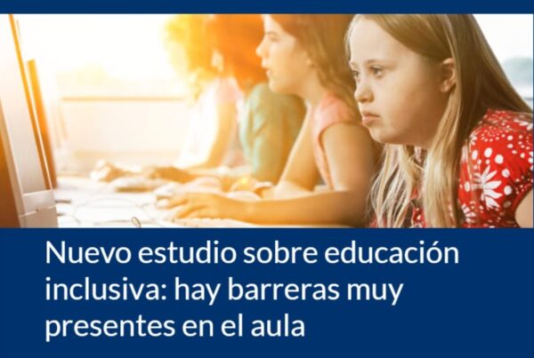 portada del informe. Incluye una fotografía de varias niñas de unos 10 o 12 años que están trabajando con ordenadores portátiles. Una de ellas, con Síndrome de Down. Abajo, el titular nuevo estudio sobre educación inclusiva: hay barreras muy presentes en el aula