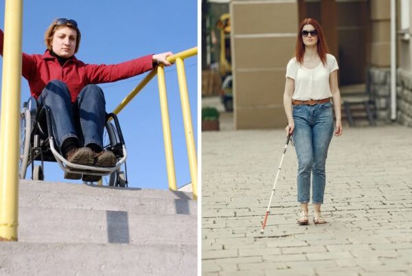 fotografía doble. a la izquiera, una mujer joven en silla de ruedas se enfrenta a una escalera sin rampa. A la derecha, una mujer joven ciega camina con su bastón por una calle con el pavimento en mal estado.