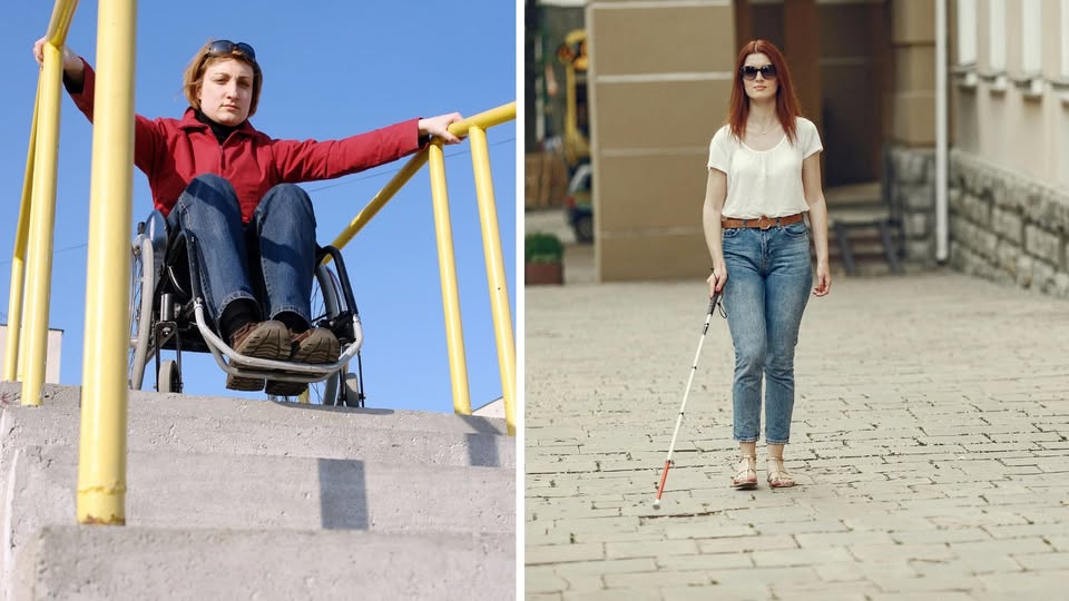 fotografía doble. a la izquiera, una mujer joven en silla de ruedas se enfrenta a una escalera sin rampa. A la derecha, una mujer joven ciega camina con su bastón por una calle con el pavimento en mal estado.