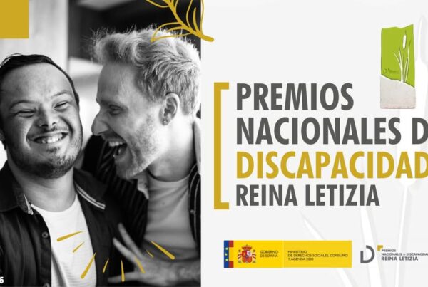 cartel de los premios. A la izquierda, incluye una fotografía de dos jóvenes, uno con Síndrome de Down y otro sin él, que se abrazan y ríen. A la derecha, el texto Premios nacionales de discapacidad reina letizia
