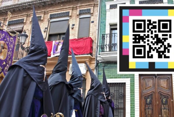 imagen de una cofradía en procesión por el cabañal y, arriba a la derecha, una imagen del código qr inclusivo.