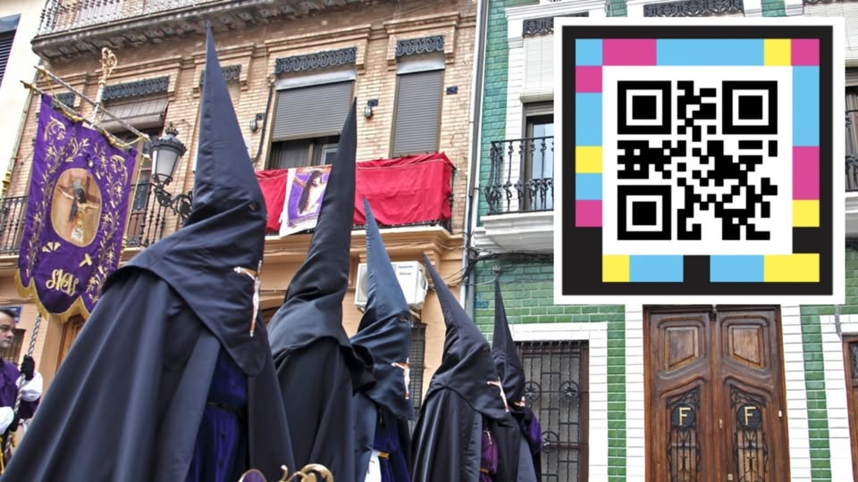 imagen de una cofradía en procesión por el cabañal y, arriba a la derecha, una imagen del código qr inclusivo.