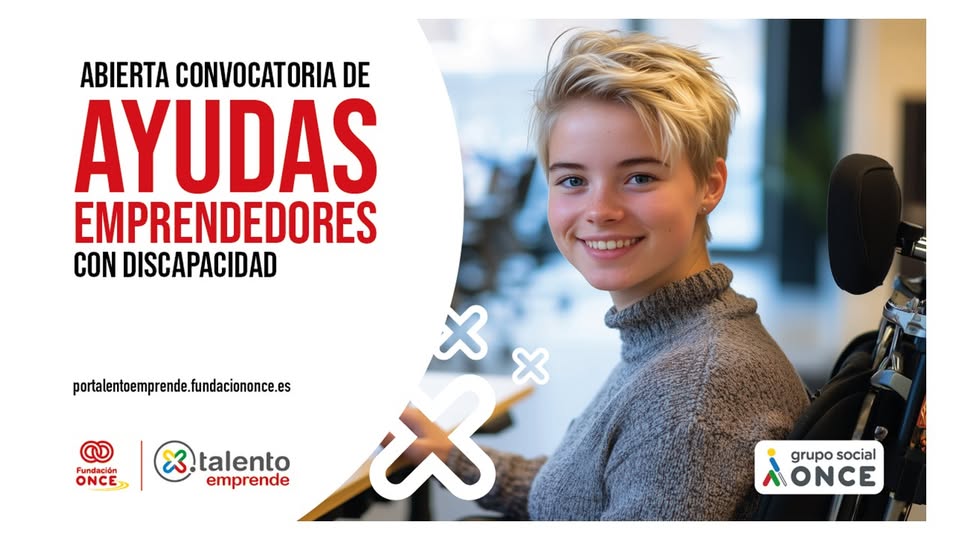 Persona joven sonriente en aula con cartel sobre ayudas para emprendedores, promoviendo accesibilidad digital UPV.