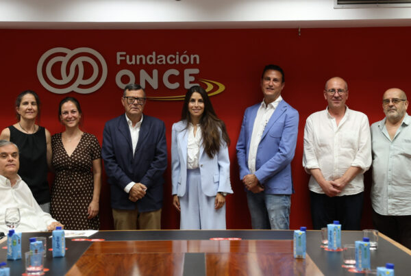 foto de la firma del convenio con un grupo de representantes de las dos organizaciones