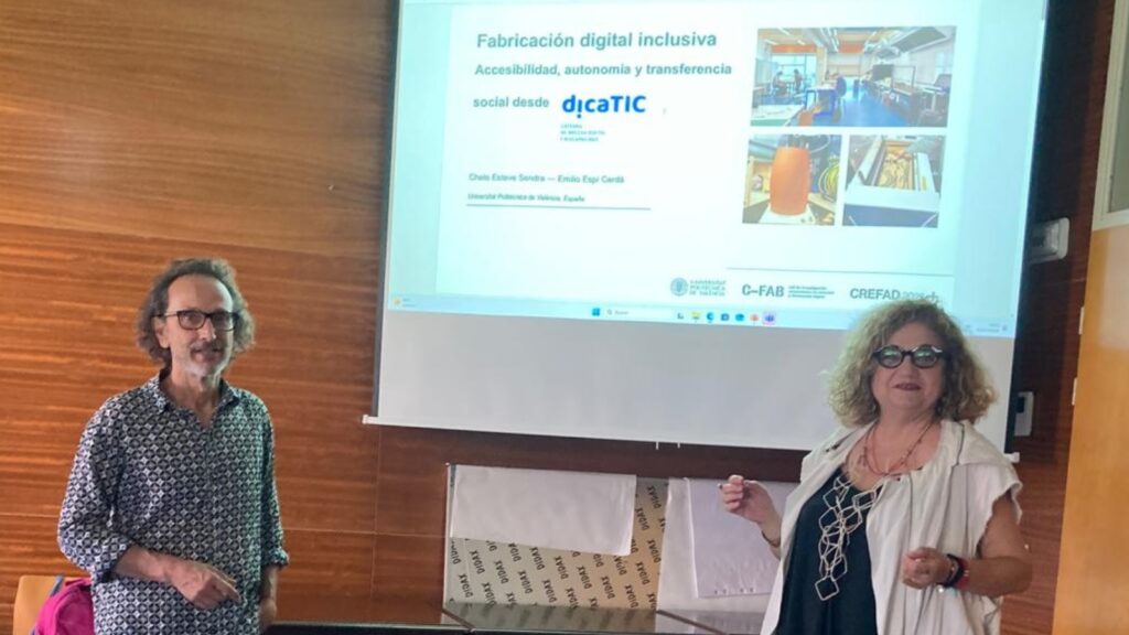 fotografía de Emilio Espí y Chele esteve durante su ponencia