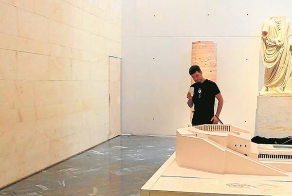 Un usuario utilizando una app informativa accesible en un museo