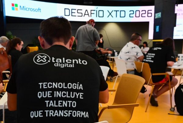 fotografía de la jornada, con varios participantes trabajando en grupos en diferentes mesas