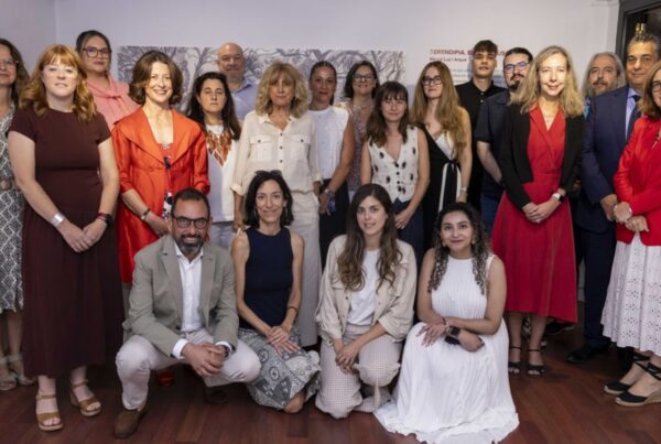 fotografía del grupo de mujeres con representantes de las empresas colaboradoras