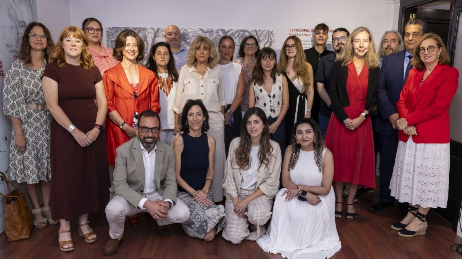 fotografía del grupo de mujeres con representantes de las empresas colaboradoras
