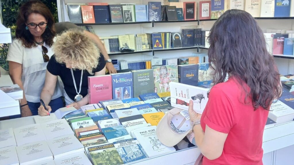 firma del libro en una de las casetas de la feria del libro de madrid