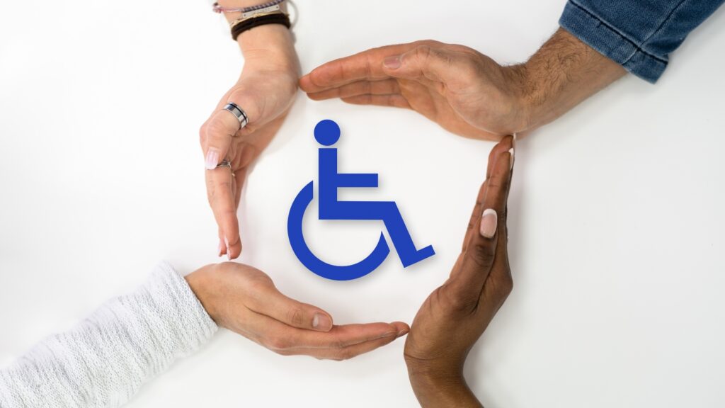 Manos formando un círculo alrededor del símbolo de accesibilidad, promoviendo accesibilidad digital UPV e inclusión para personas con discapacidad.