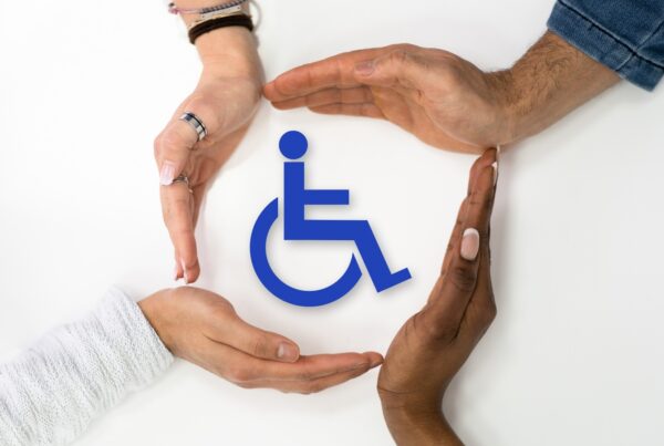 imagen gráfica de cuatro manos, dos de hombres y dos de mujeres, alrededor del símbolo de persona con discapacidad en silla de ruedas. Mensaje de protección.