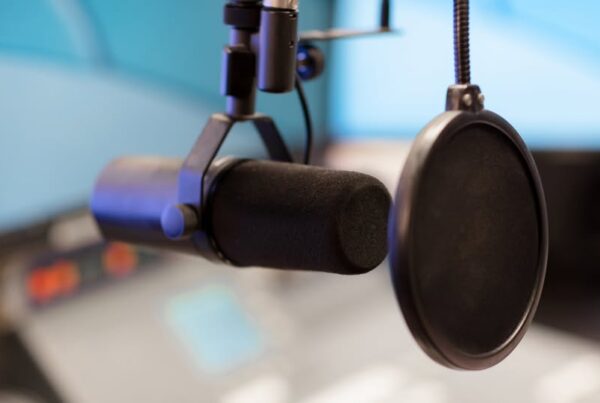 fotografía de un micrófono en un estudio de radio