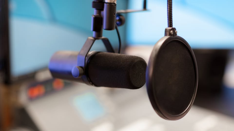 fotografía de un micrófono en un estudio de radio